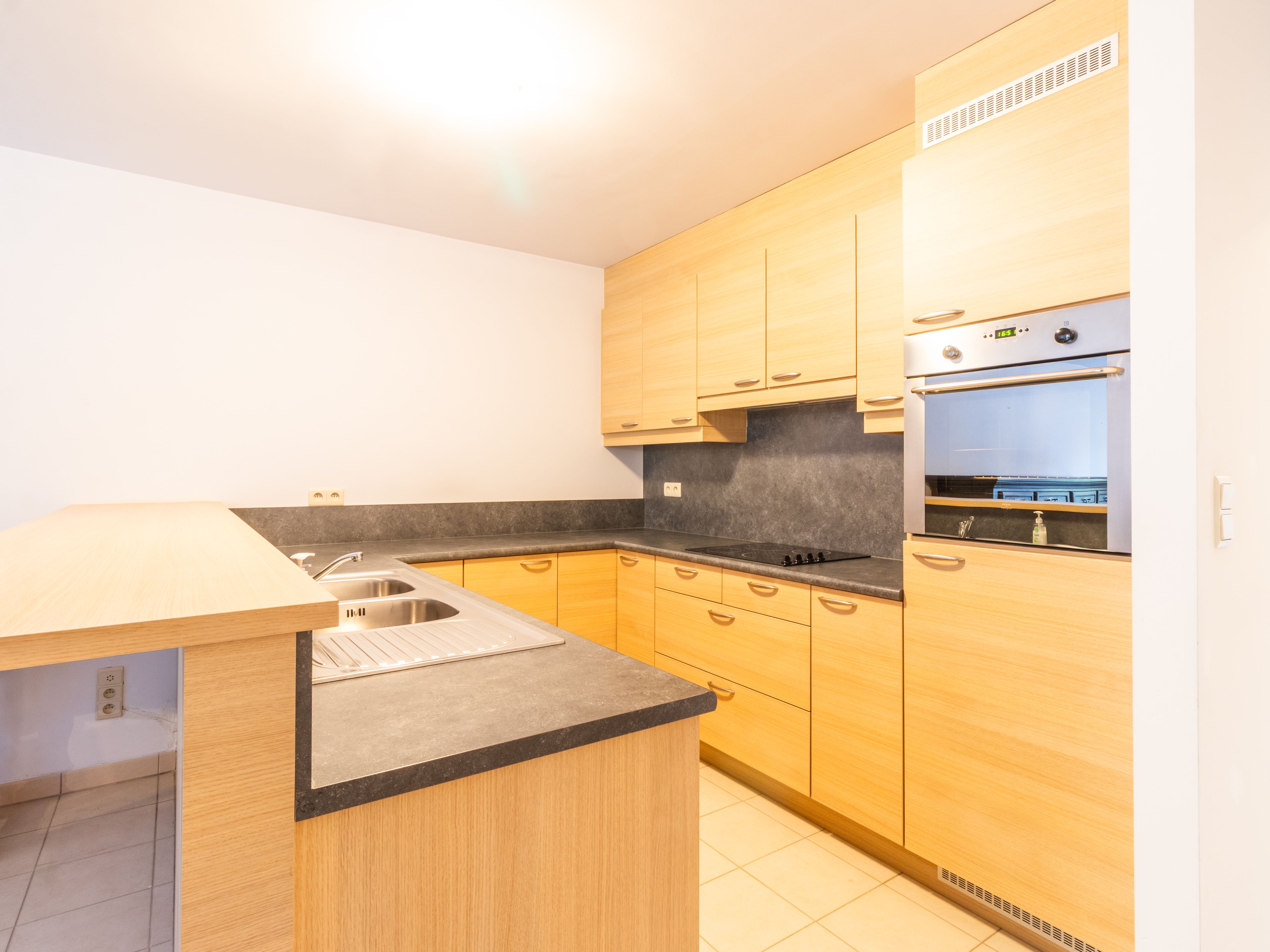 Licht appartement met twee terrassen en autostaanplaats foto 5