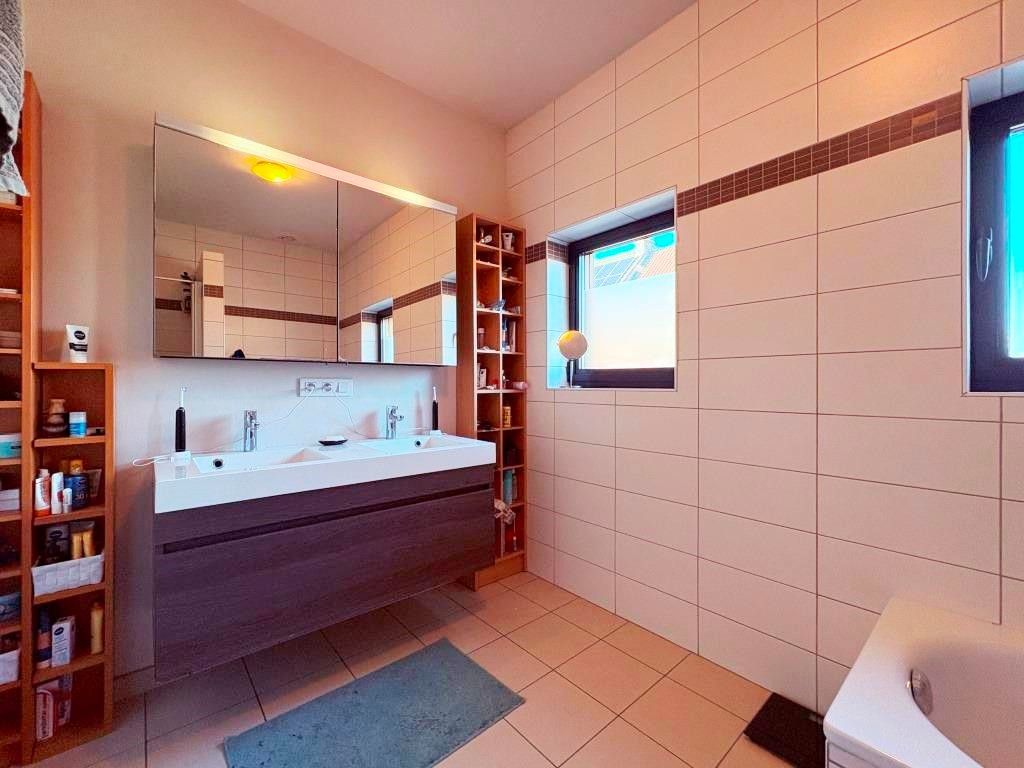 Duurzaam en sterk visueel gelegen kantoorgebouw met 3 standplaatsen en groot bovenliggend appartement. foto 23
