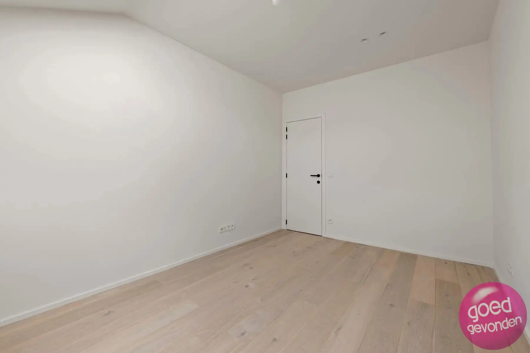 NIEUW APP - 1of2 SLK - TERRAS - KELDER - CENTRUM - GEEN BTW foto 17