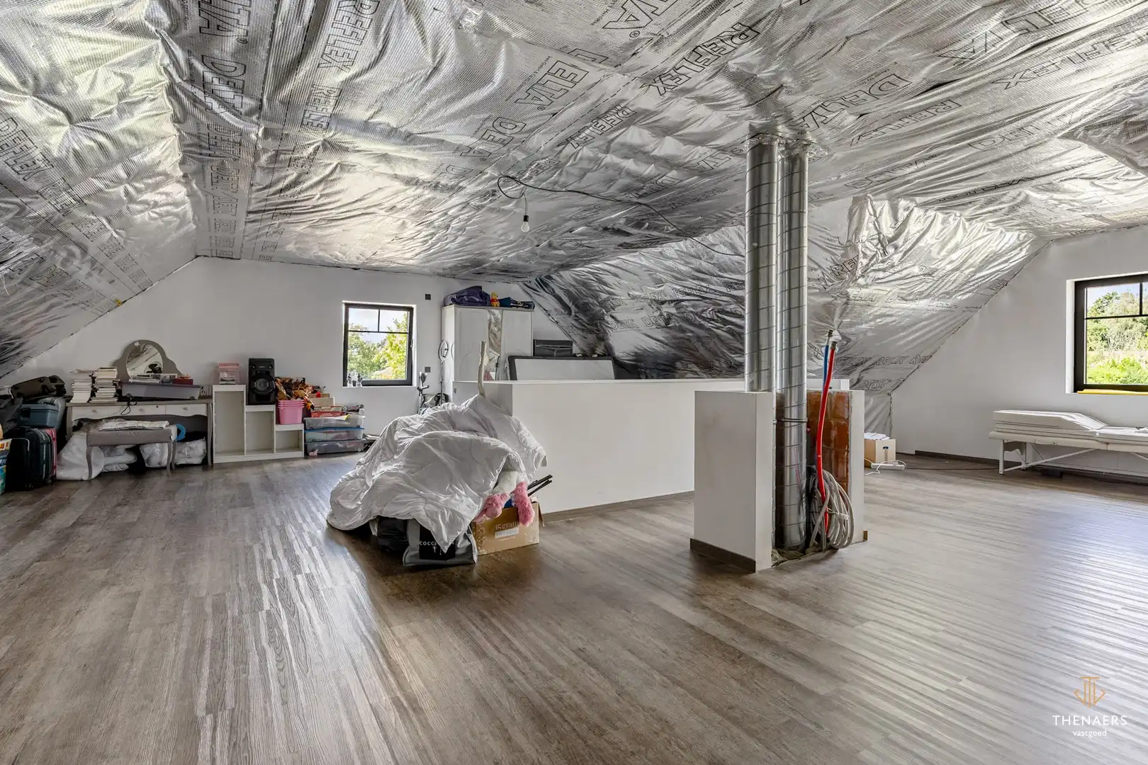 Exclusieve en bijzonder energiezuinige woning met 332 m² woonoppervlakte, vier autostaanplaatsen en verwarmd zwembad. foto 43