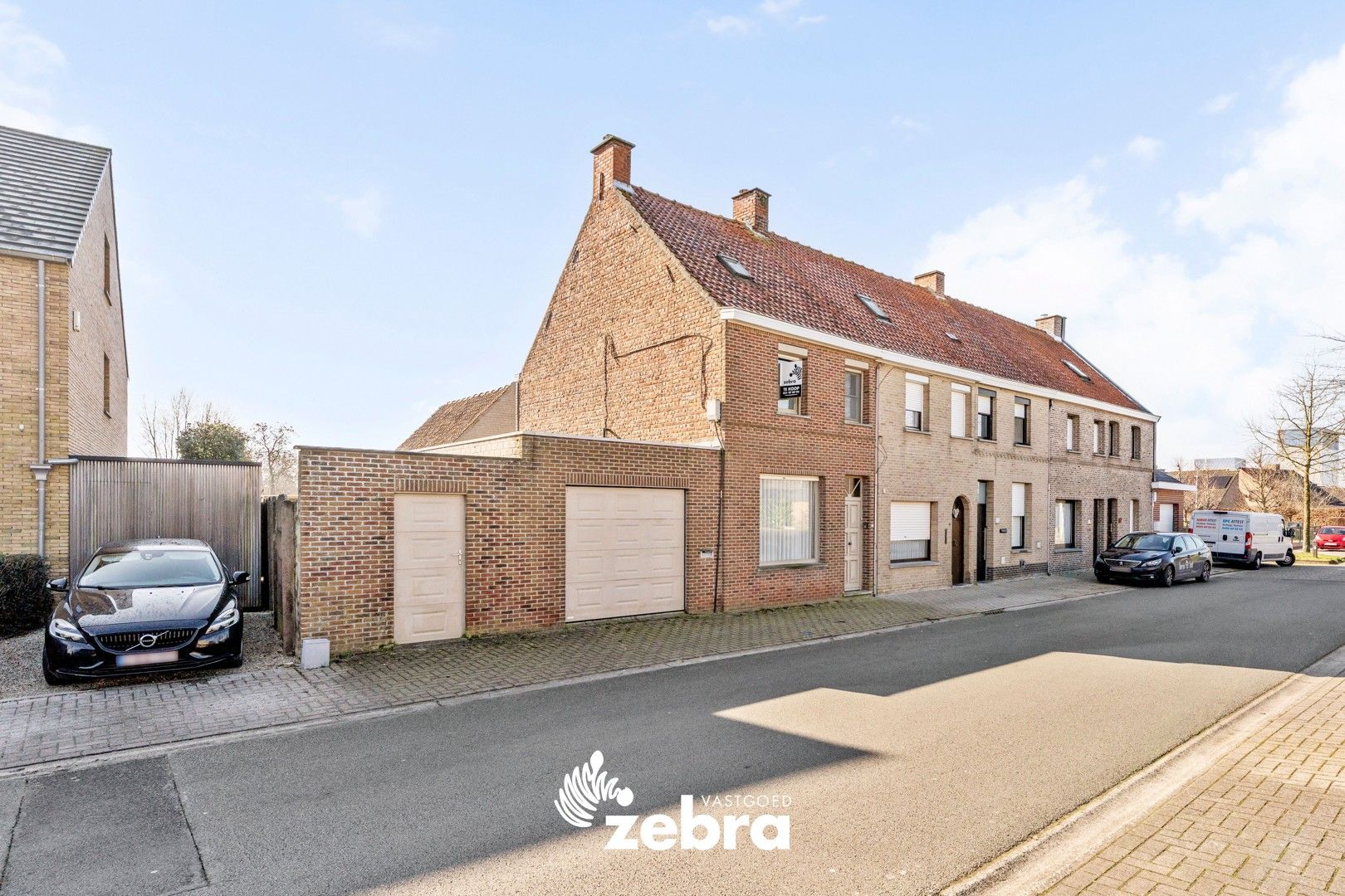 Charmante woning met drie slaapkamers en zuidgerichte tuin te Izegem! foto {{pictureIndex}}
