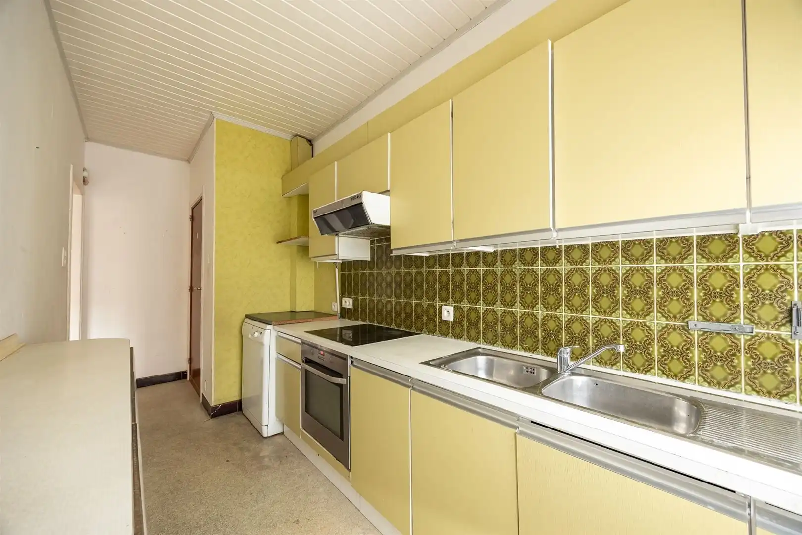Ruime gezinswoning met zonnige tuin en renovatiepotentieel foto 17