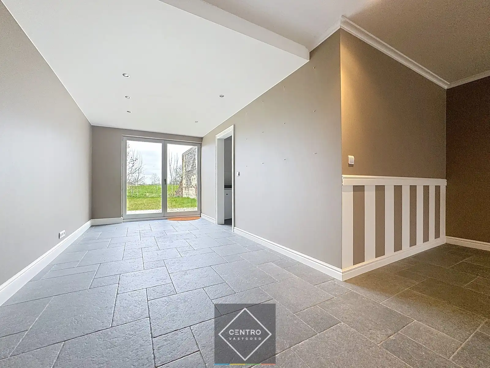 Prachtig gerenoveerde HANDELSRUIMTE / KANTOOR met TUIN langs een drukke verbindingsbaan (Gistel - Torhout, N33) te Ichtegem. foto 7