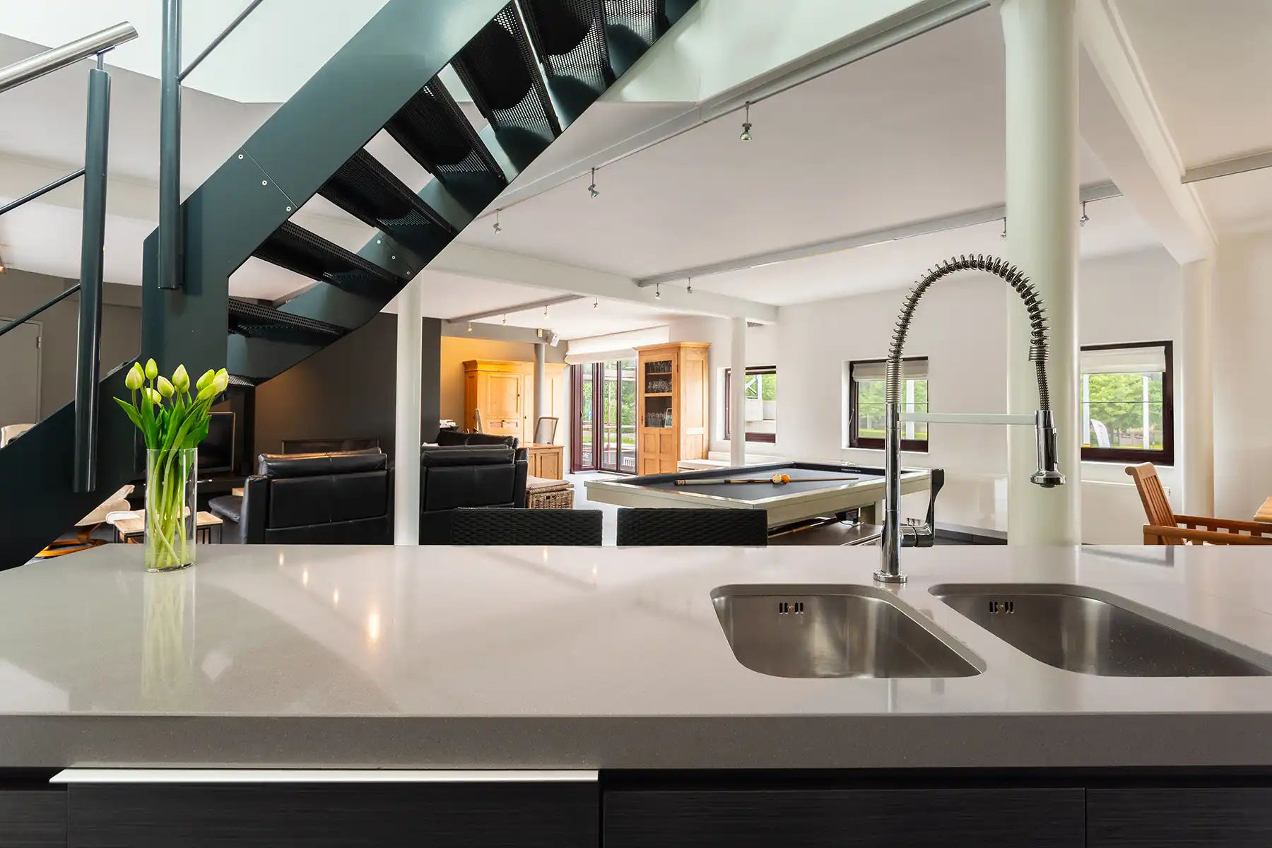 Modern gebouw met handel gelijkvloers en duplex-appartement. foto 8