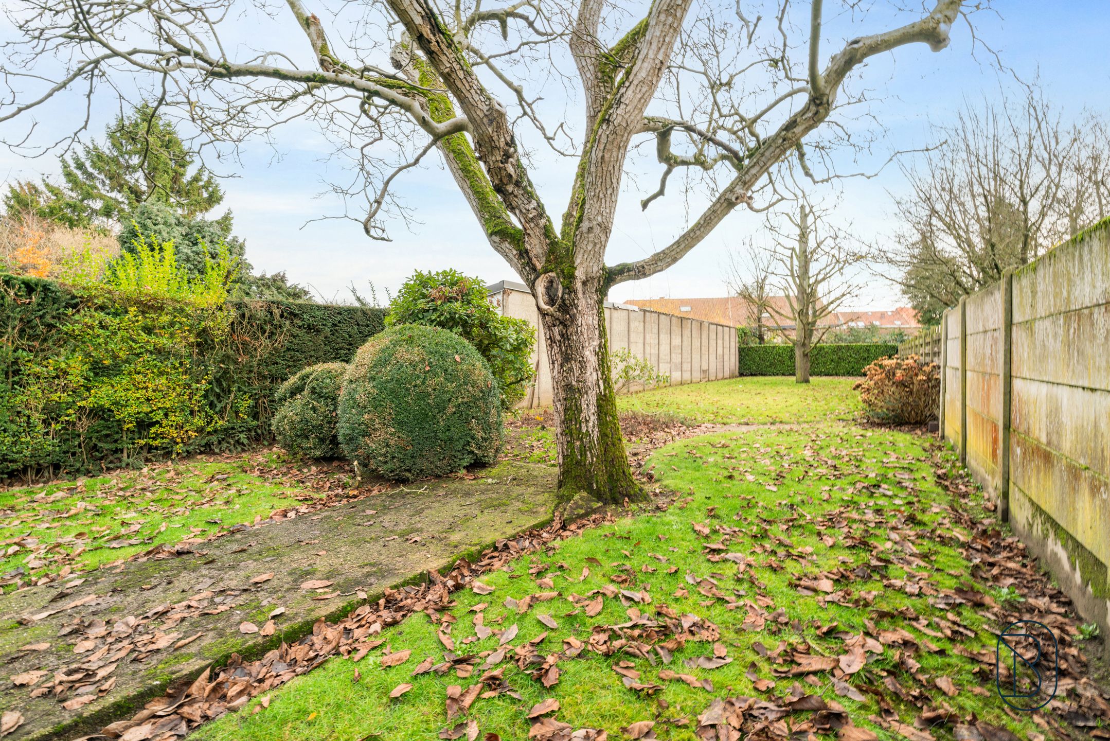 Topgelegen opbrengsteigendom met garage en grote tuin foto 4