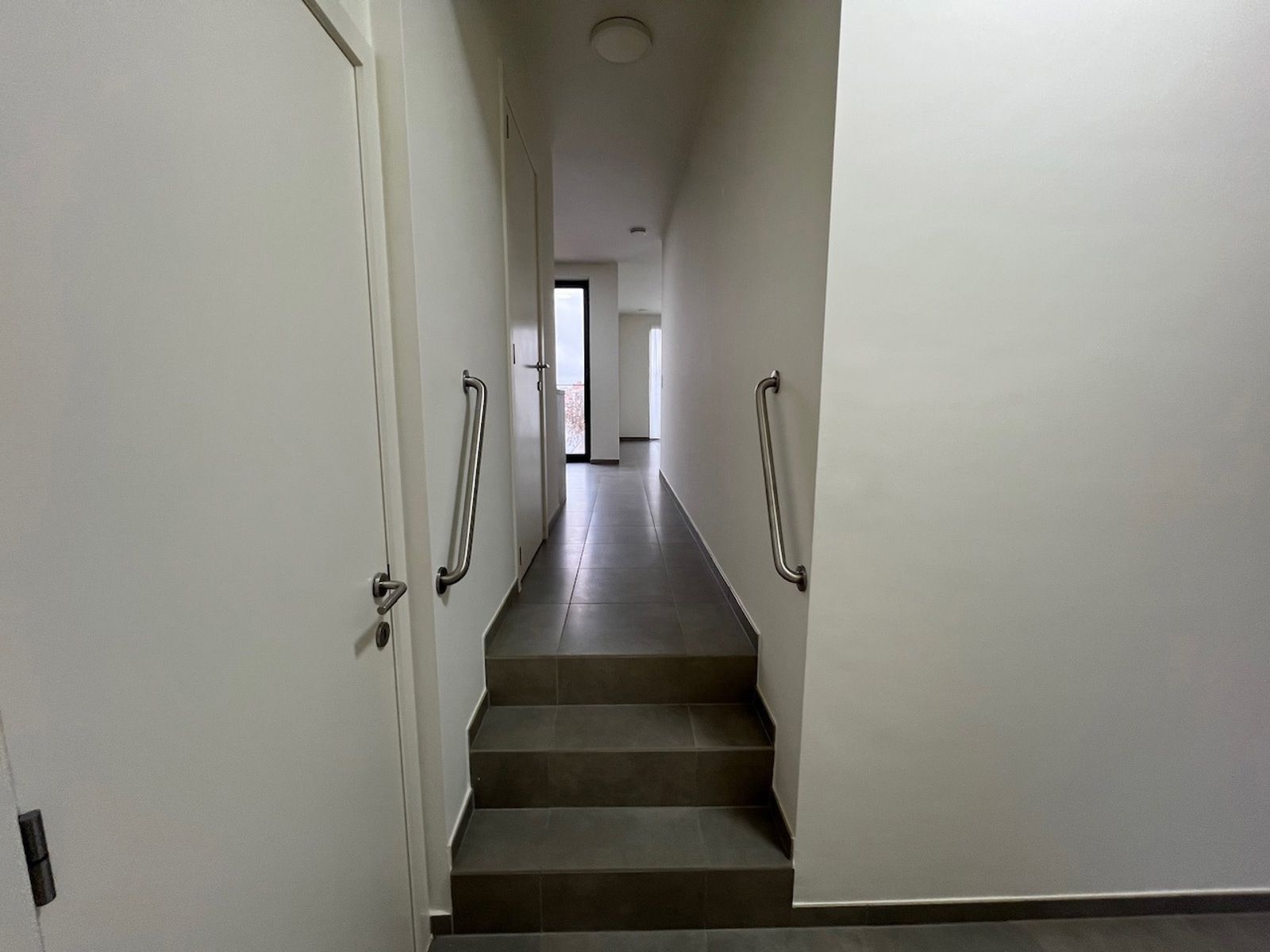 Recent dakapp met 2slpk, terras en parking foto 15