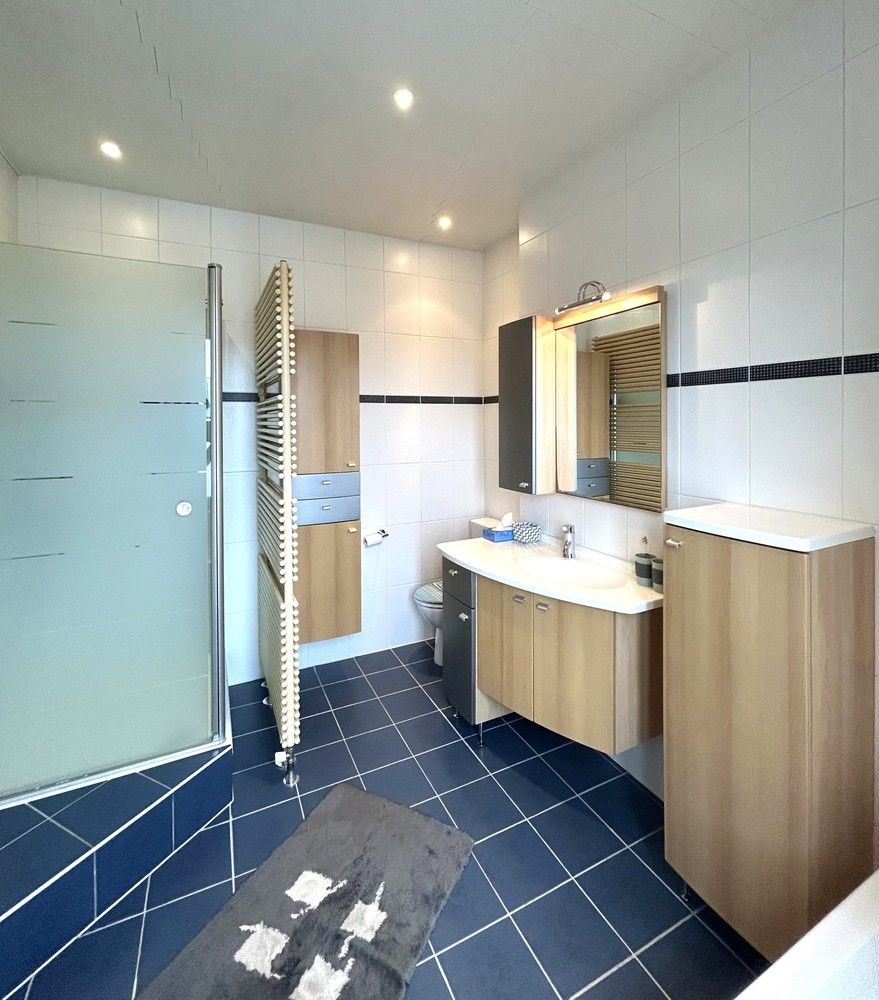 A must see - verrassend ruime woning met achteringang met privéparkeerplaatsen foto 12