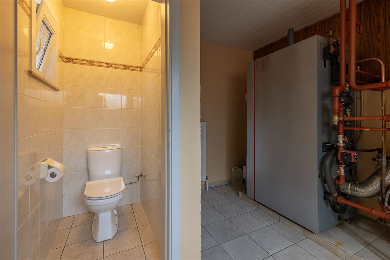 Temidden van agrarisch gebied, grenzend aan bos foto 19