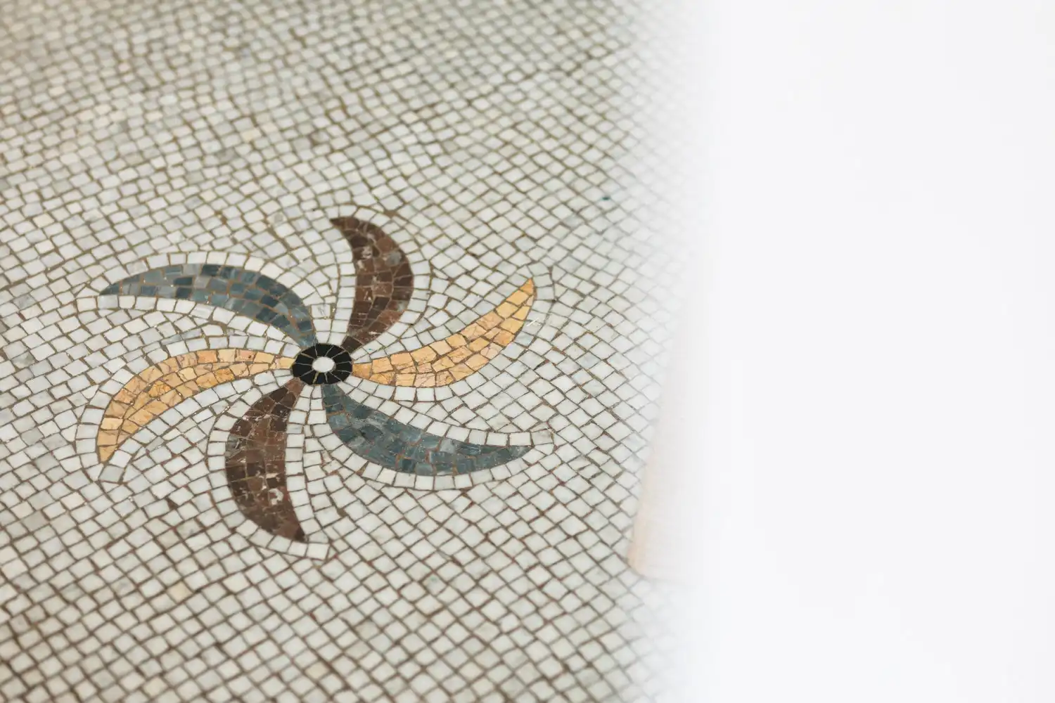 Wonen in een beschermde hoekwoning van Jos Bascourt uit 1894 is wonen in een uniek stuk Zurenborg, zonder renovatieplicht foto 4