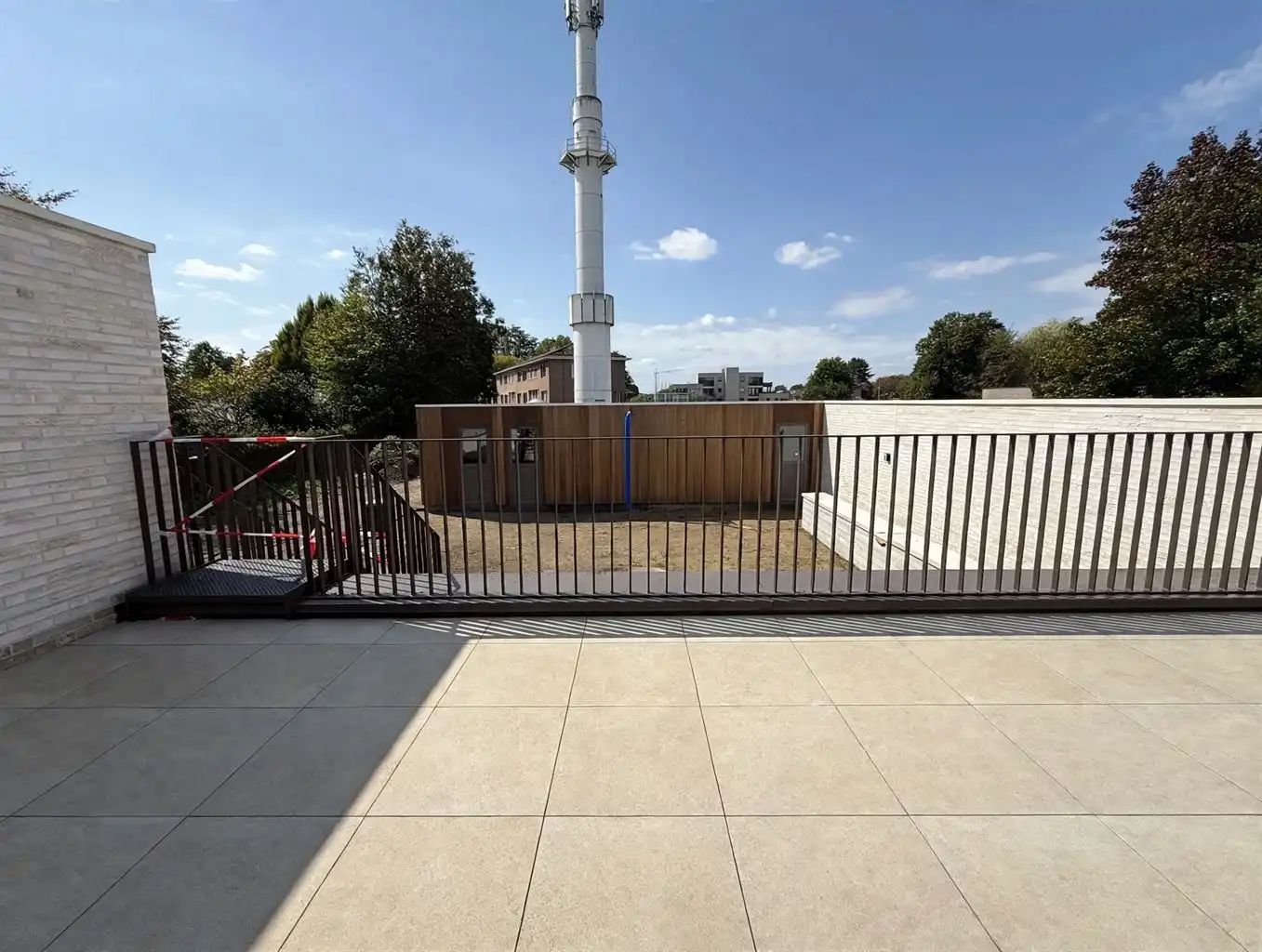 Gelijkvloers, energiezuinig BEN-appartement met 1 slaapkamer, ruim zuidgericht terras, private tuin en ondergrondse autostaanplaats in hartje Maaseik. foto 5