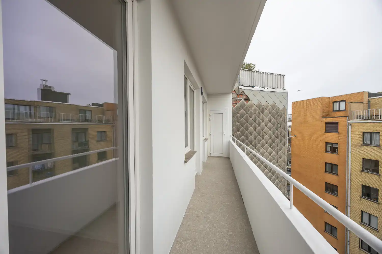 Gerenoveerd drie slaapkamer appartement met open zicht! foto 14