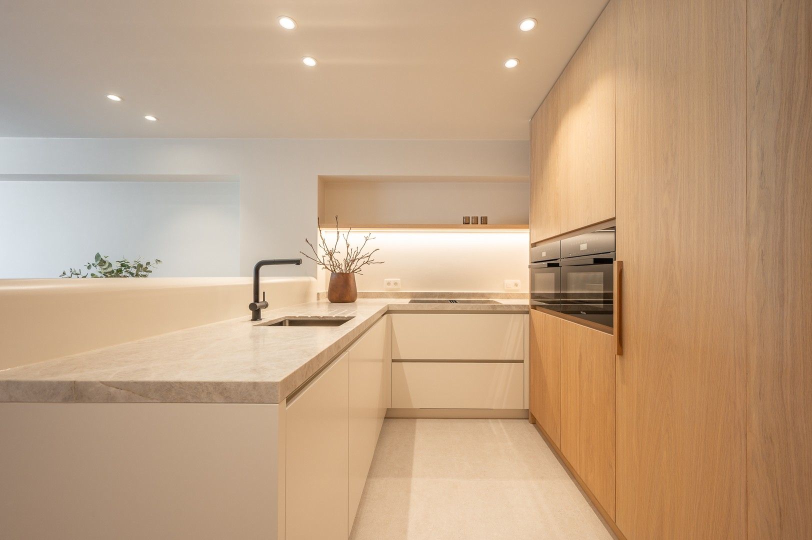 Prachtig en luxueus gerenoveerd appartement met zeezicht, centraal gelegen in het Zoute. foto 6