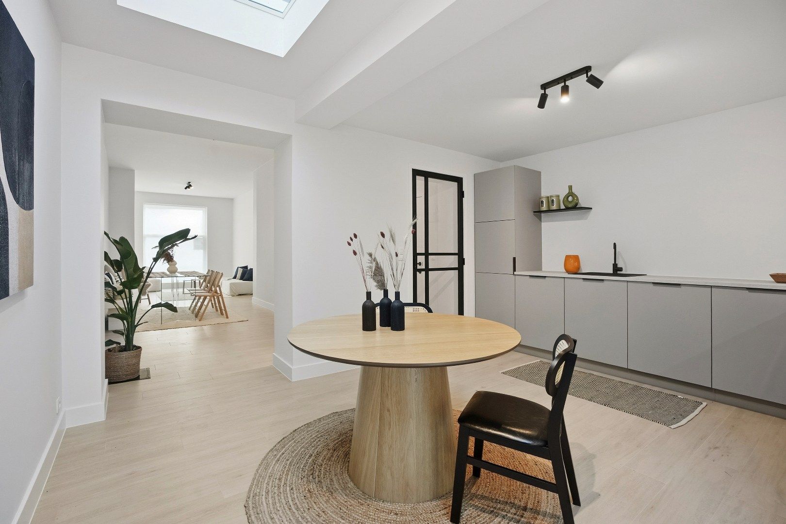 Grote woning, voorzien van vier kamers, twee badkamers, een uitweg,... foto 5