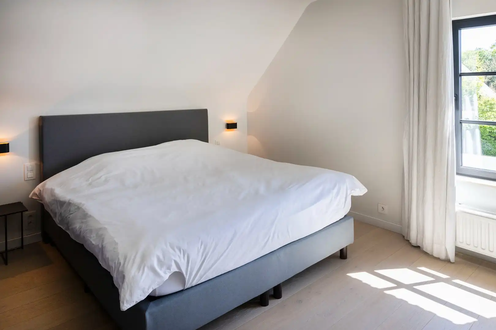 Lichtrijke woning met 3 kamers, garage, bureelhoek & zwembad. foto 9