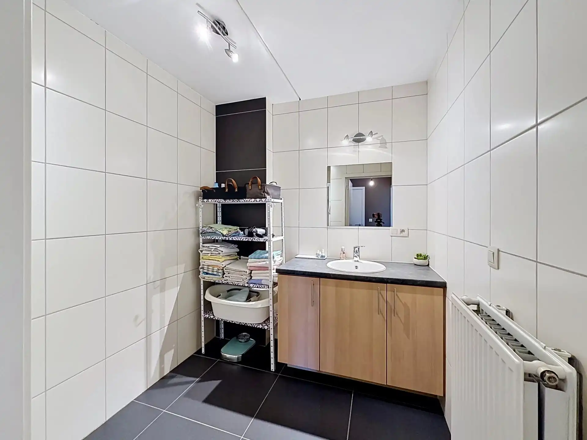 Ruim appartement met 2 slaapkamers, groot terras en staanplaats. foto 9