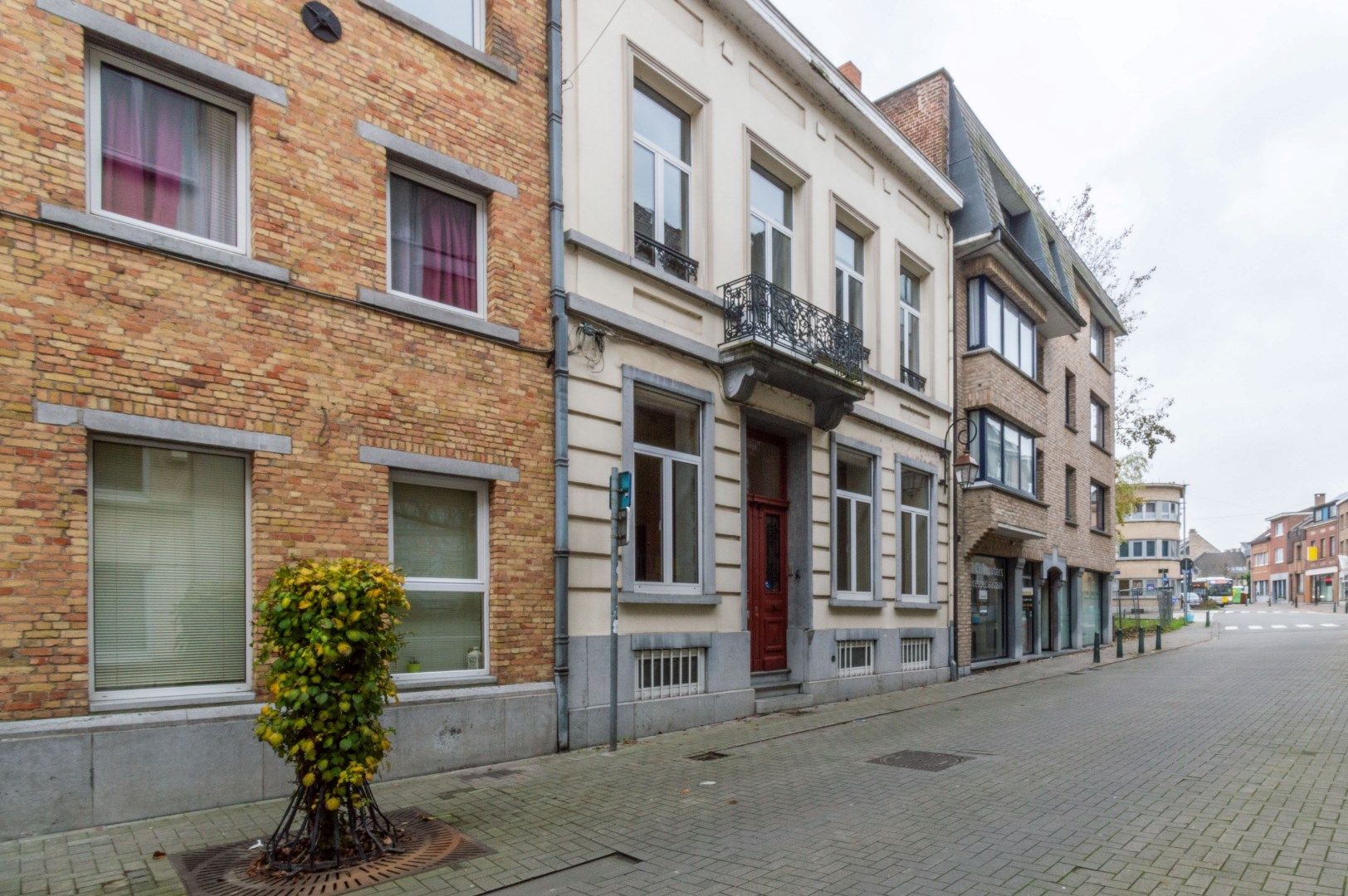 Een mooie te renoveren stadwoning met terras foto 2