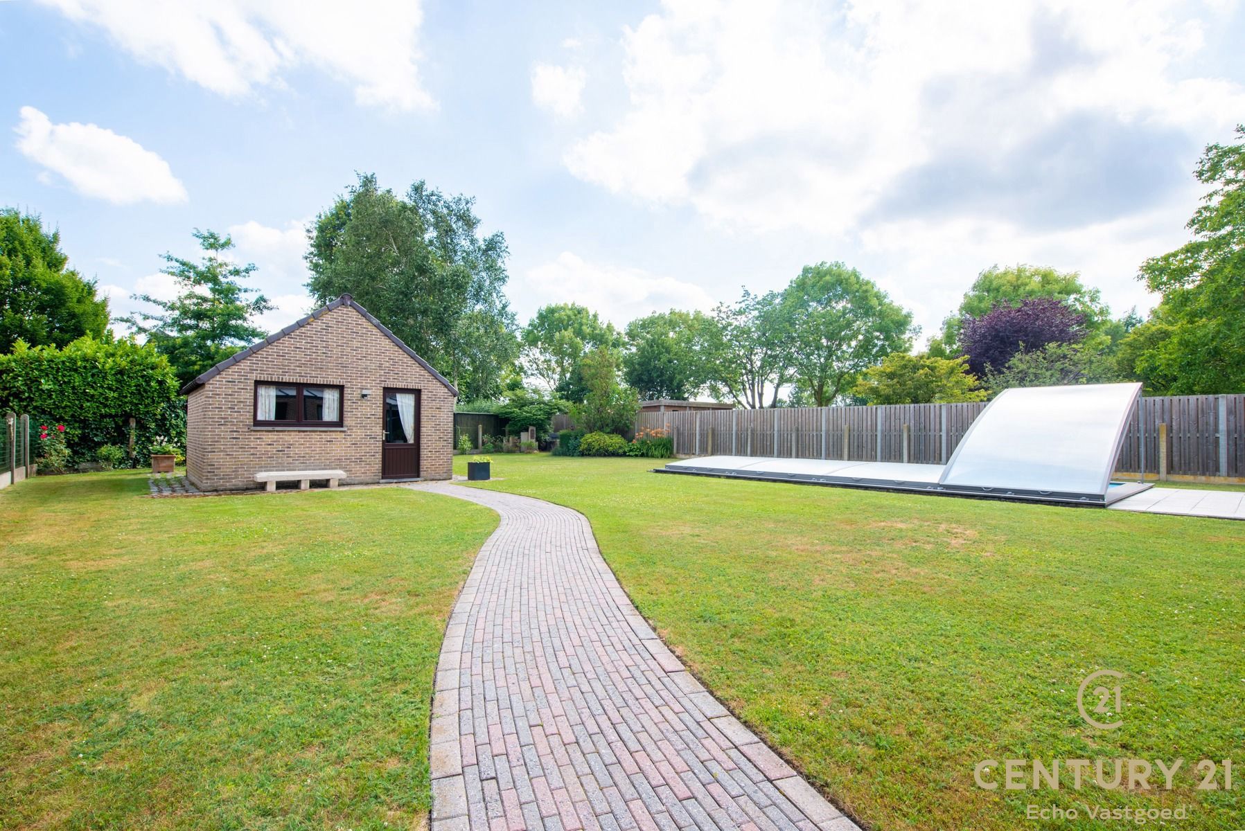 Vrijstaande, ruime instapklare villa met zwembad foto 24