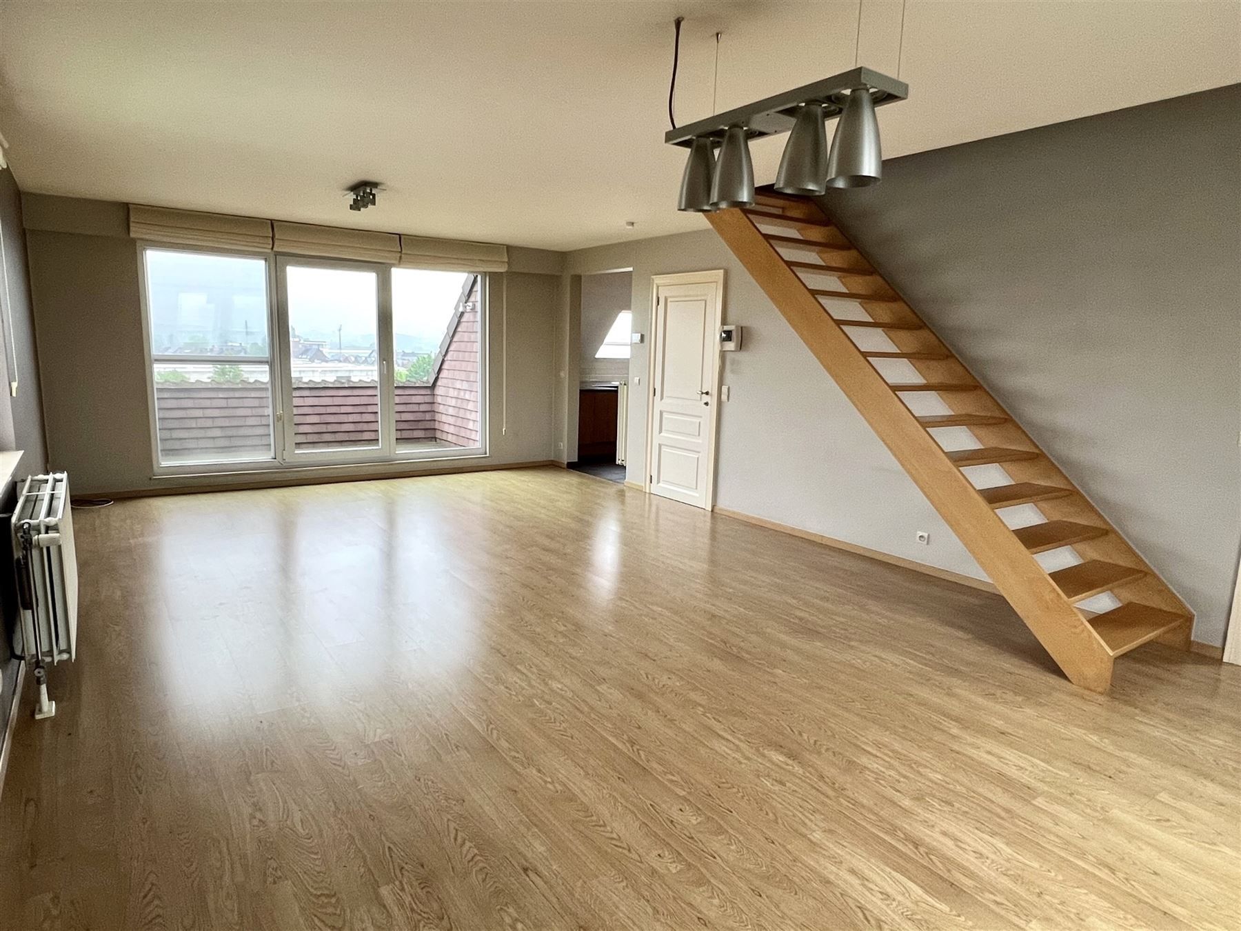 Charmant en goed ingericht duplex appartement met garage foto 2