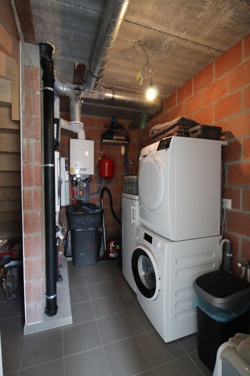 Recente hoekwoning bij centrum Poperinge foto 6