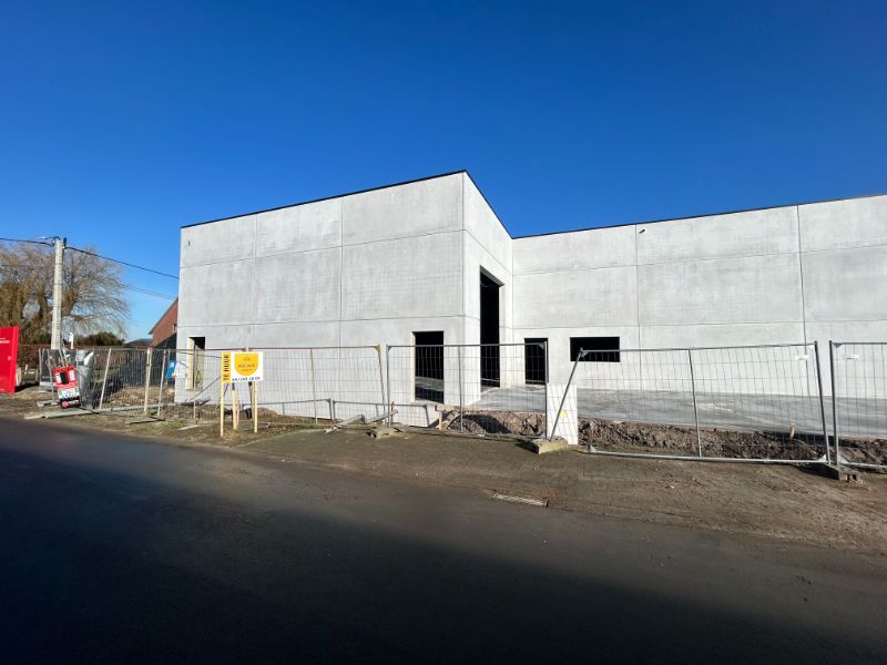 Nieuwbouw magazijn op uitstekende ligging - mogelijkheid tot kantoor foto {{pictureIndex}}