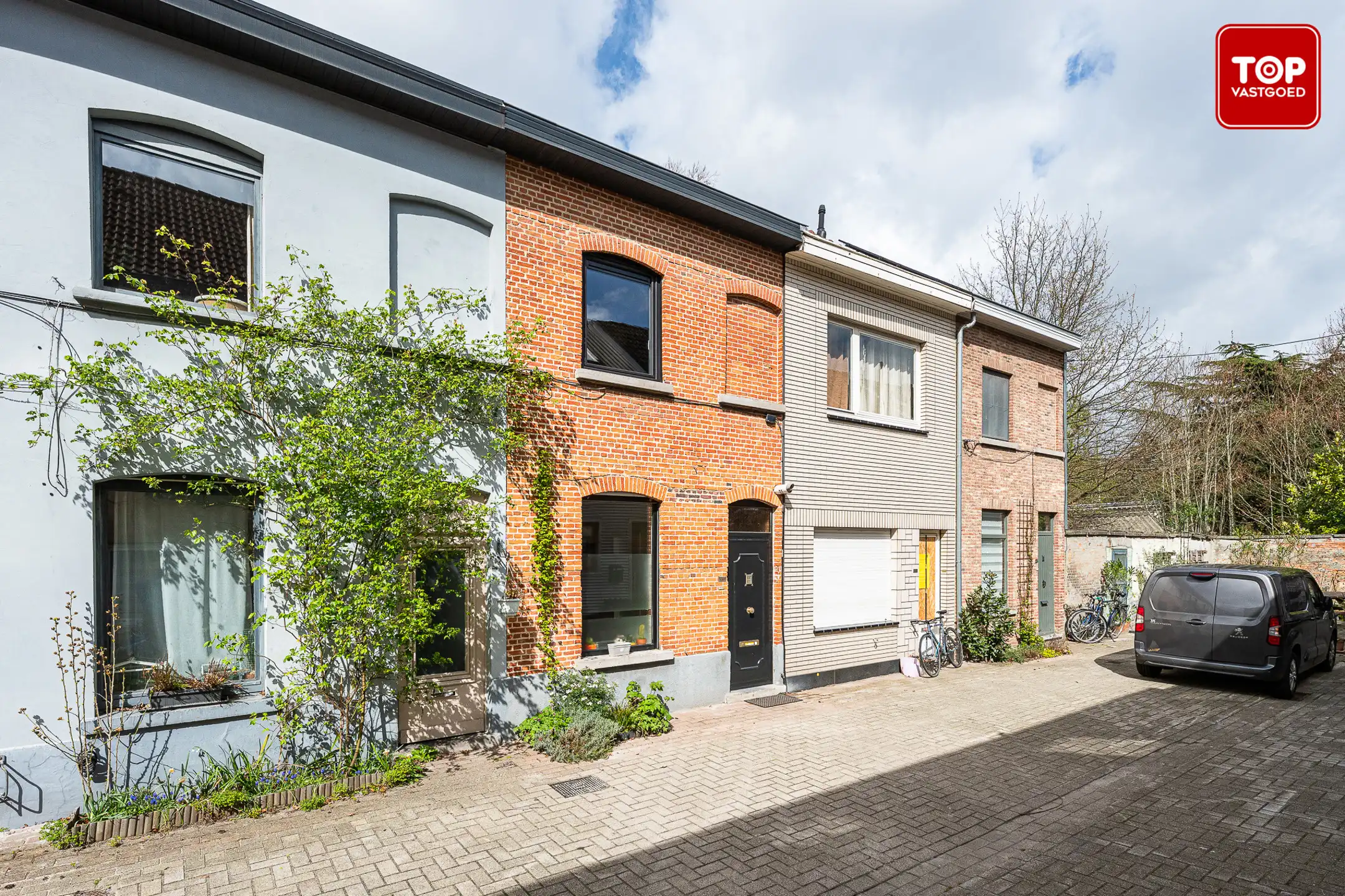 Instapklare woning in een rustige straat nabij Gent centrum. foto {{pictureIndex}}