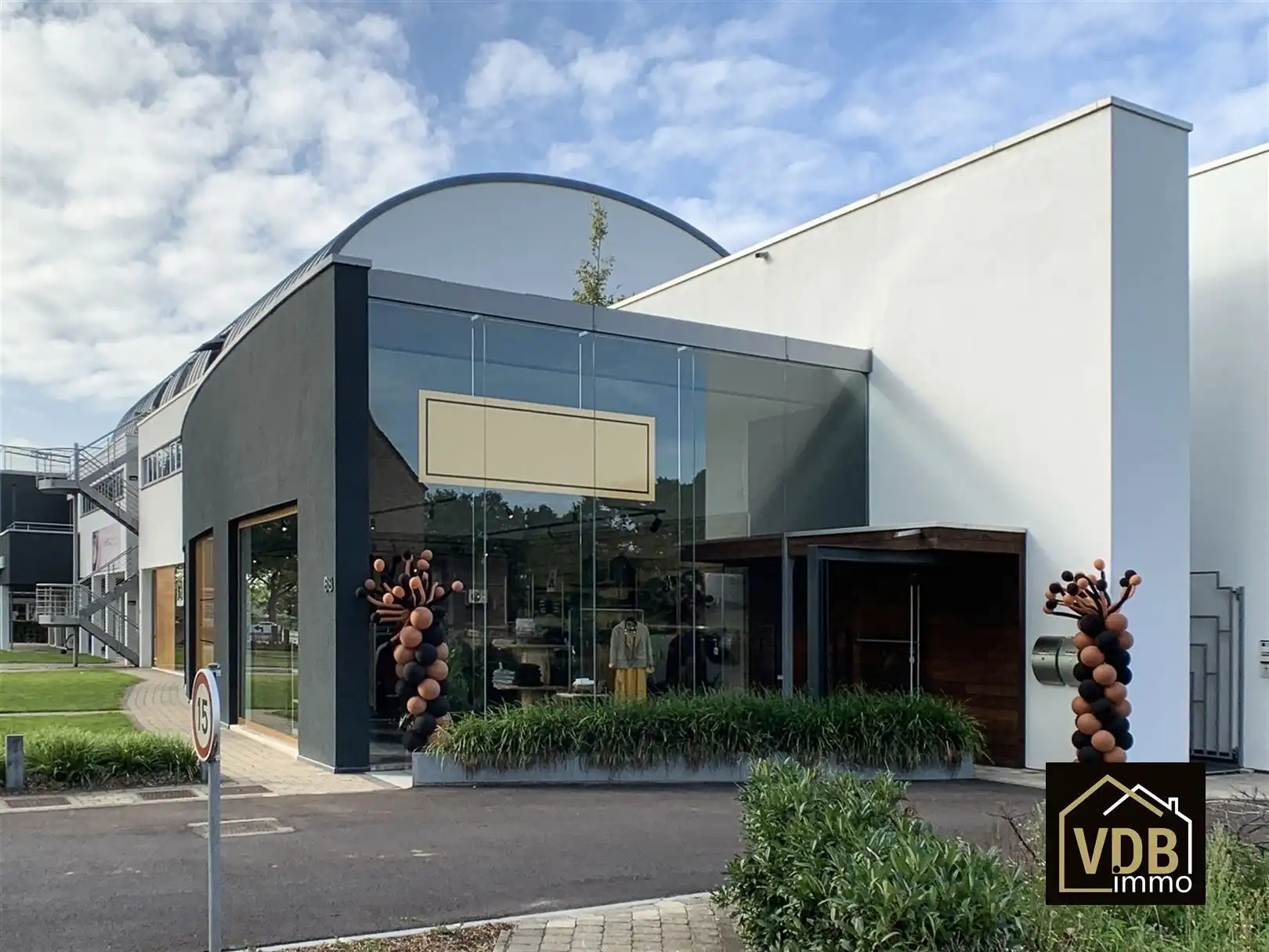 Commercieel gebouw op toplocatie, verhuurd met goed rendemen foto 2