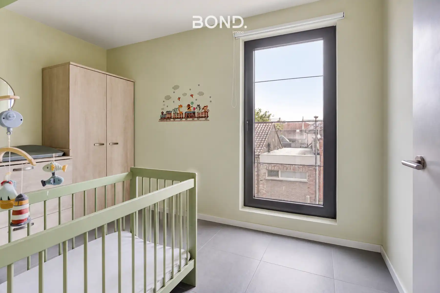 Instapklaar 2-slaapkamer appartement met terras en parking foto 23