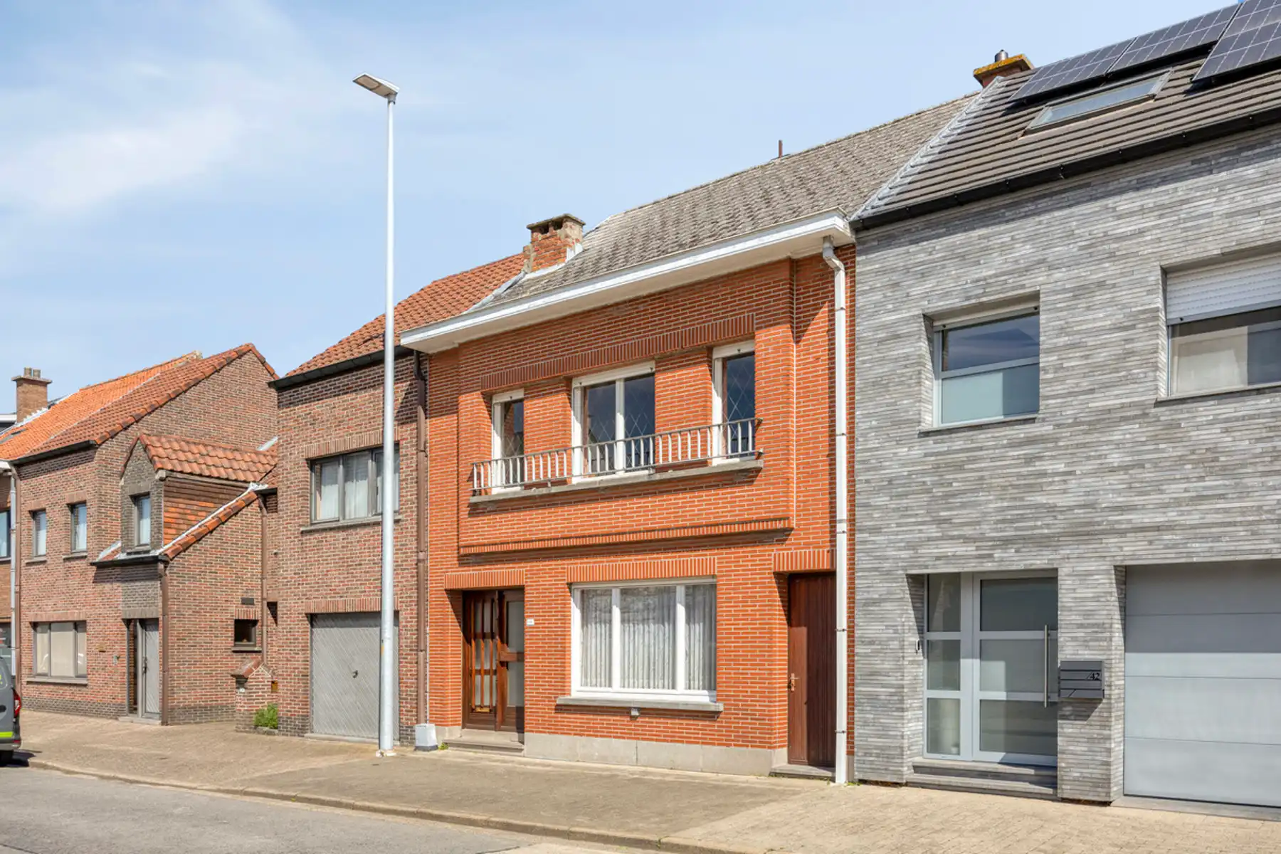 IN OPTIE - Solide te renoveren burgerwoning mét doorgang in Opstal foto 3