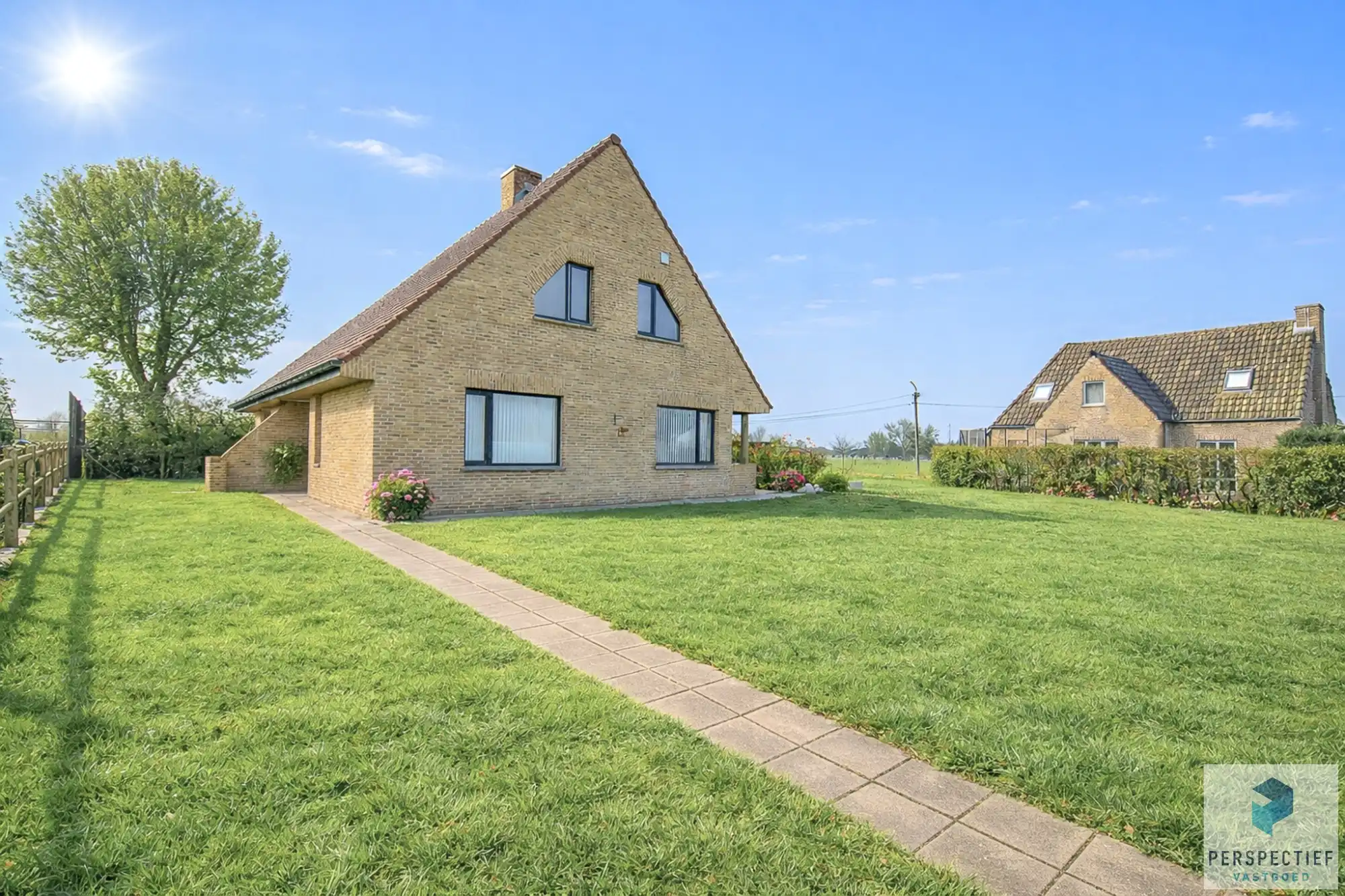 Opvallend ruime en lichtrijke villa met 5 slpks en grote tuin in een landelijke omgeving foto 2