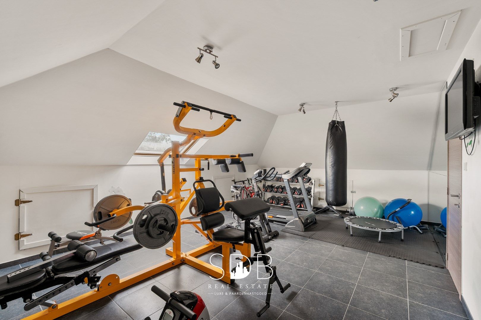 Moderne villa met gezinstuin en zwembad op 1.685m²  foto 23