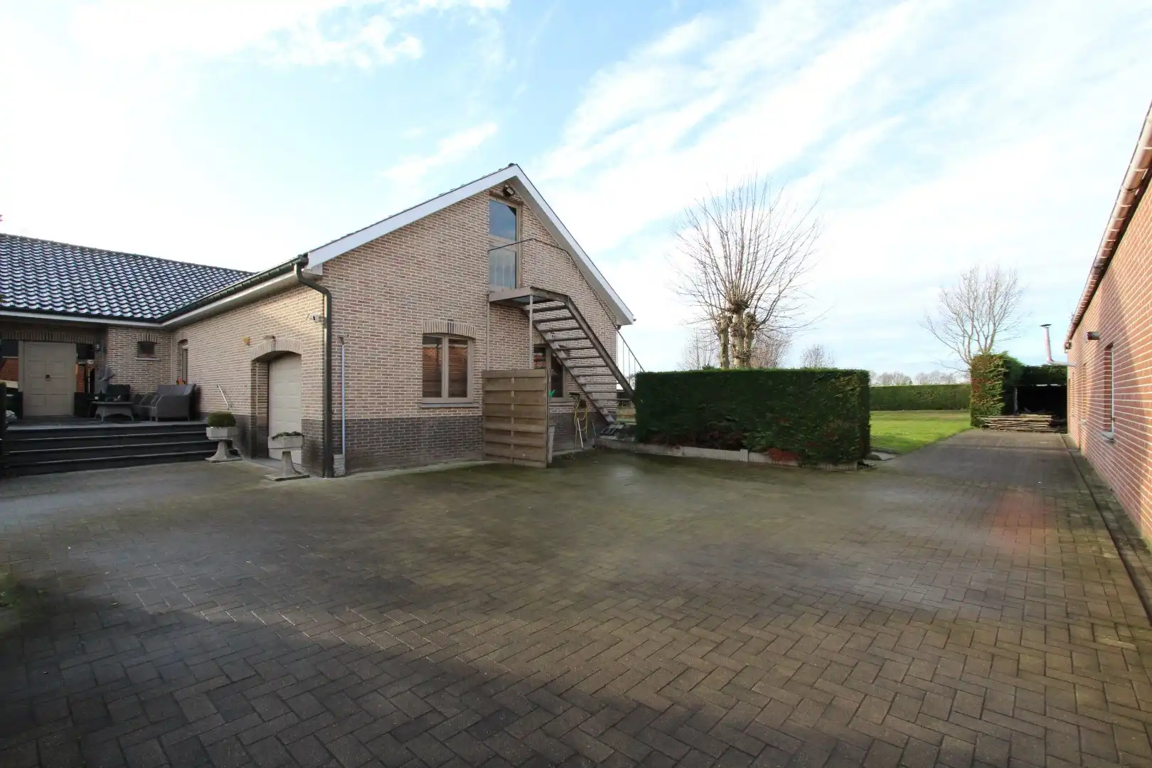 Landelijk gelegen woning met loods foto 5