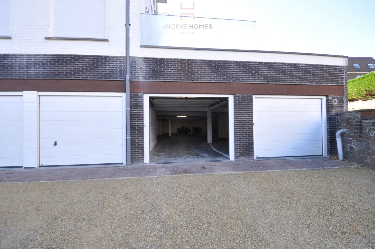Ruime parkeerplaats in Duinbergen, niet ver van de zeilclub RBSC foto 2