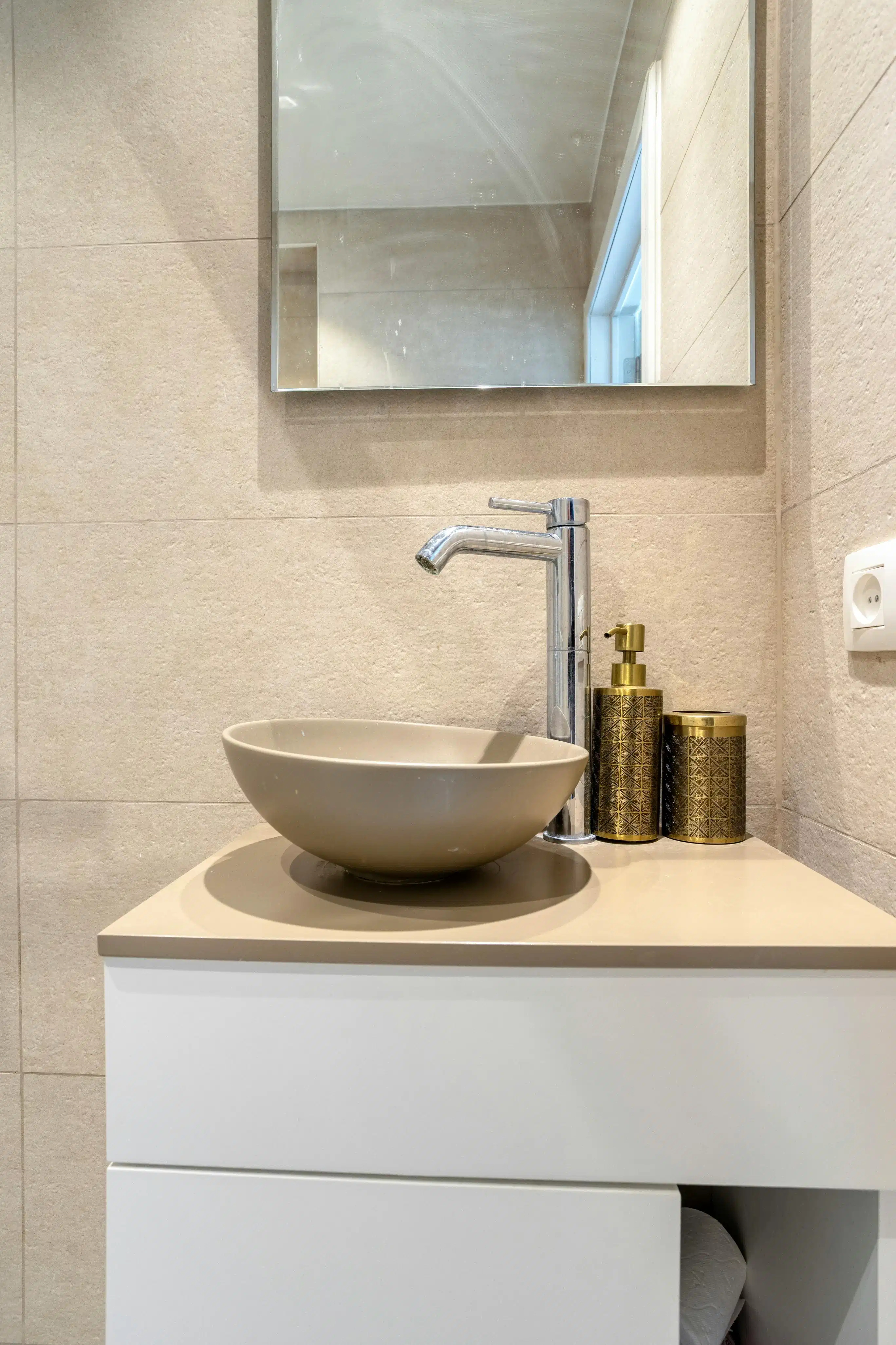 Instapklaar appartement te koop aan het Heldenplein te Heist foto 9