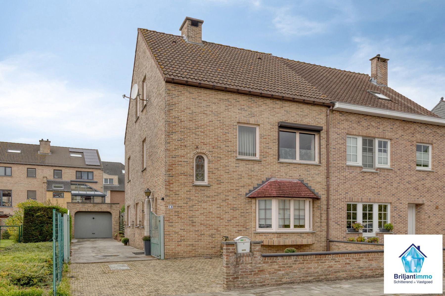 Halfopen bebouwing met veel ruimte op toplocatie foto {{pictureIndex}}