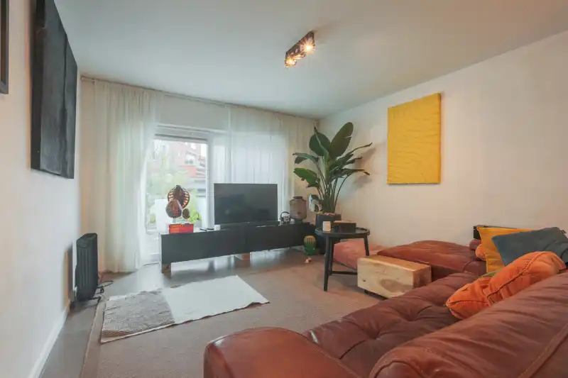 Instapklare, karaktervolle halfopen woning met 3 slaapkamers en  gezellig tuinterras (energielabel C, zonnepanelen, airco...) foto {{pictureIndex}}