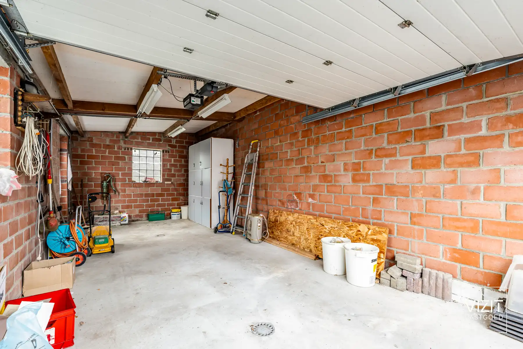 Halfopen woning met tuin en garage foto 27