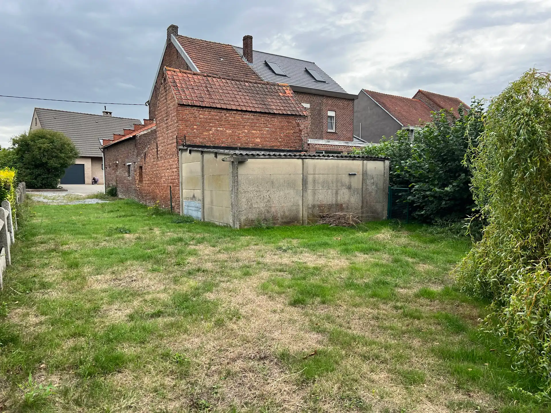Fantastisch mooi en rustig gelegen te renoveren woning  foto 4