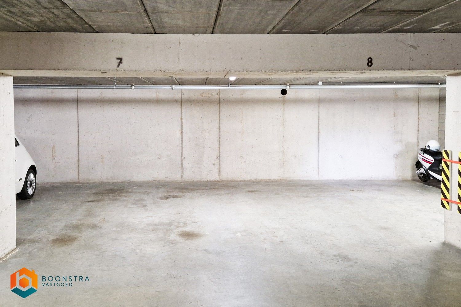 Ondergrondse parkeerplaats te Reet foto {{pictureIndex}}