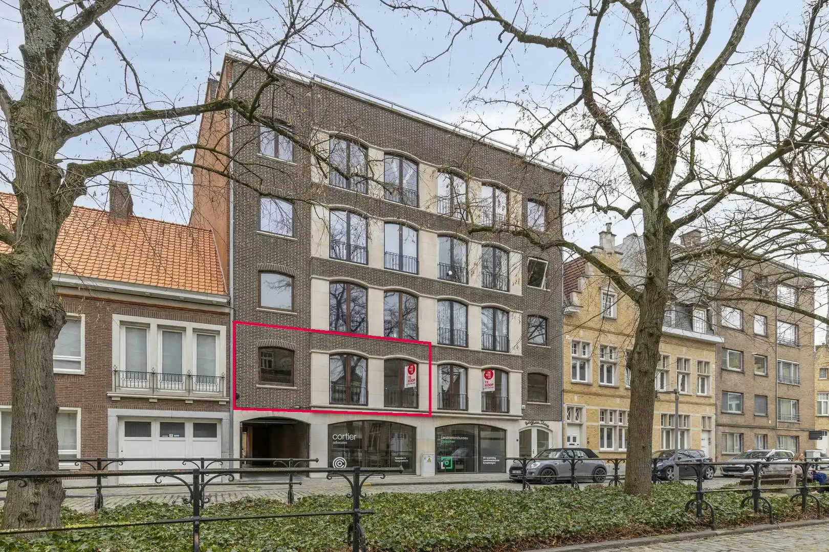 Appartement te koop met 3 slaapkamers op de Veemarkt in Ieper  foto {{pictureIndex}}