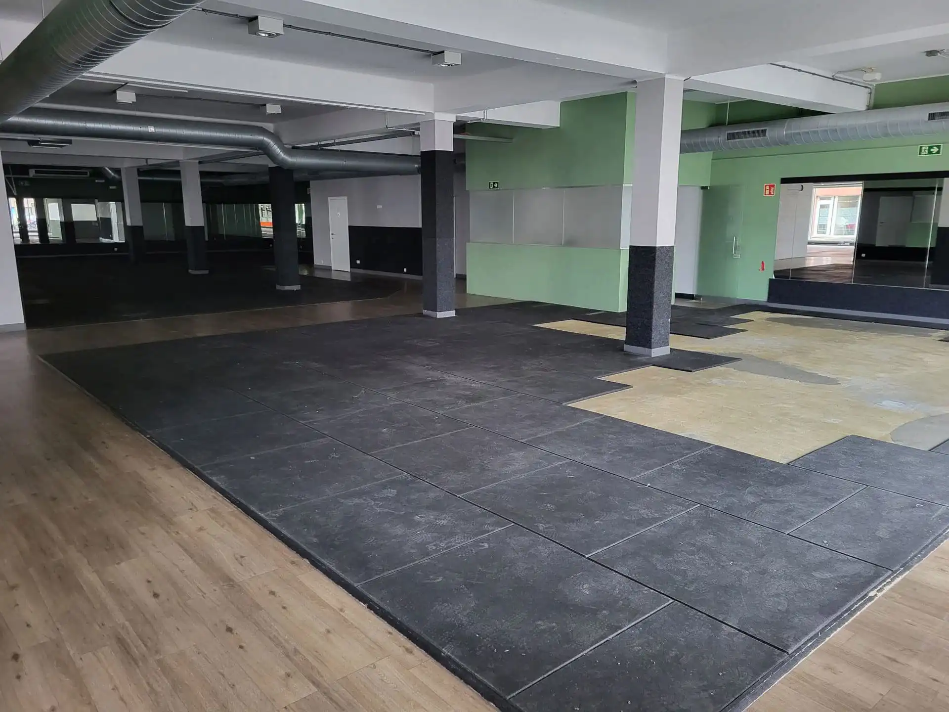TE HUUR: Pand van 1386m² op de Pauwengraaf, Maasmechelen foto 12