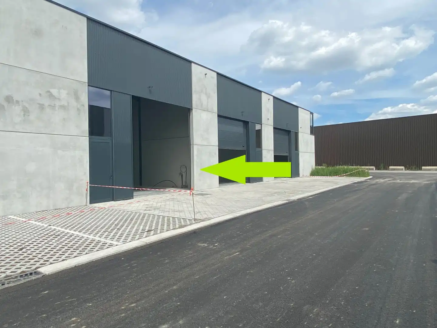 NIEUWBOUW LOODS TE HUUR VAN 187M² TE PITTEM foto {{pictureIndex}}