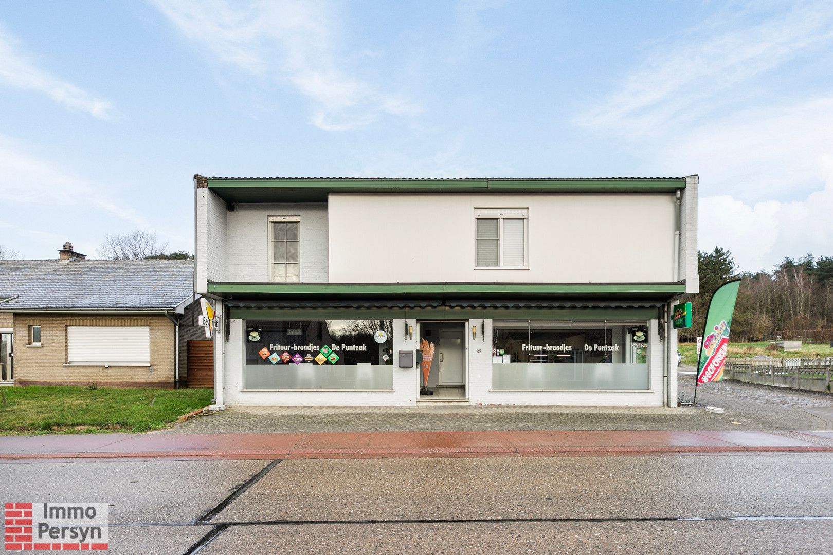 Handelspand met bovenliggend appartement en achterliggende bouwgrond. foto {{pictureIndex}}