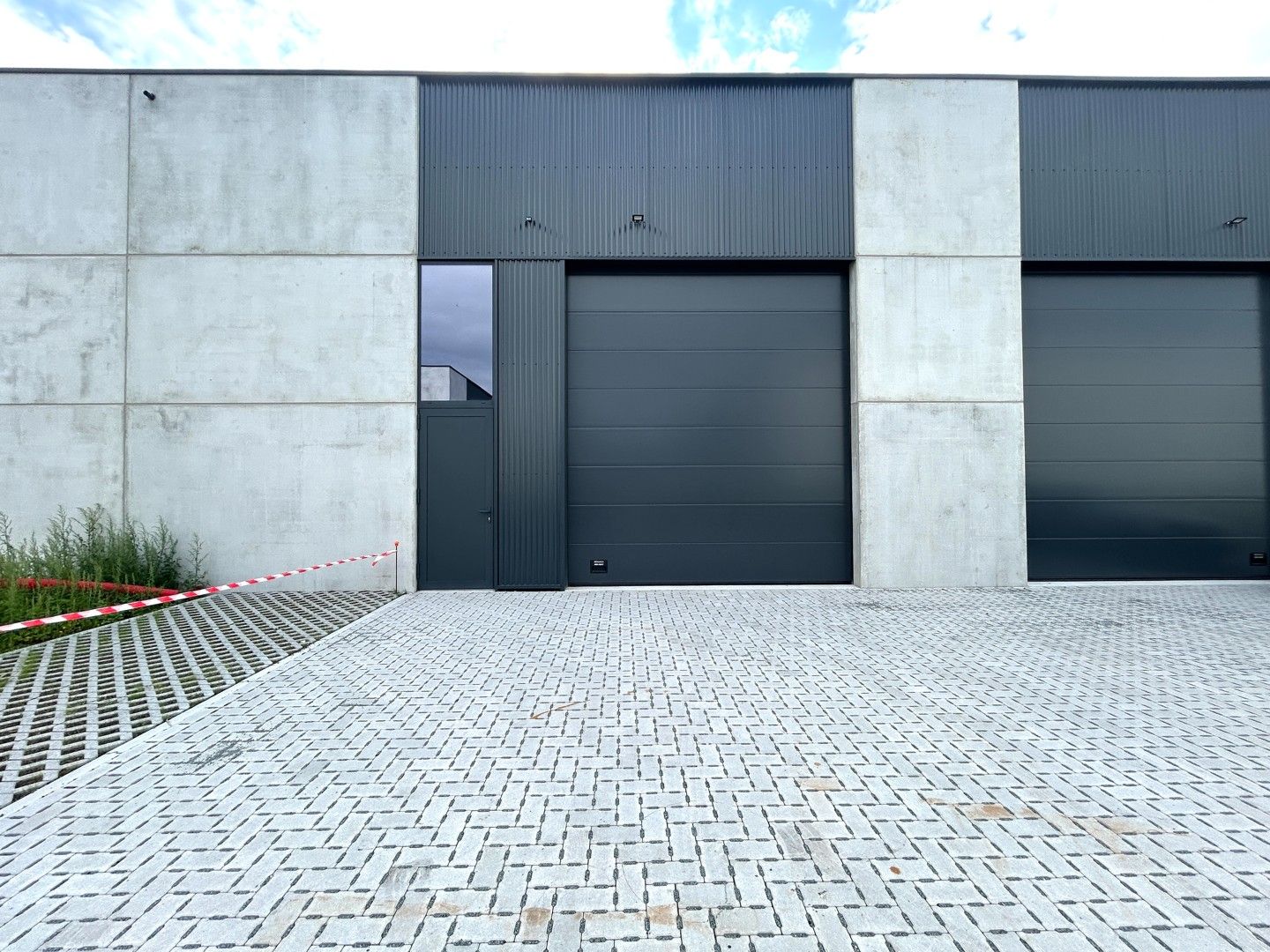 Uitstekend gelegen nieuwbouw KMO-unit te Clarysse Business Park Pittem! foto {{pictureIndex}}