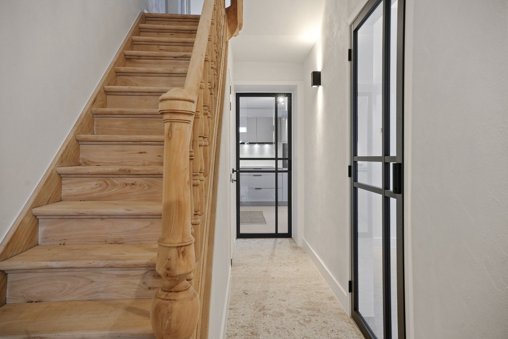 Grote woning, voorzien van vier kamers, twee badkamers, een uitweg,... foto 3