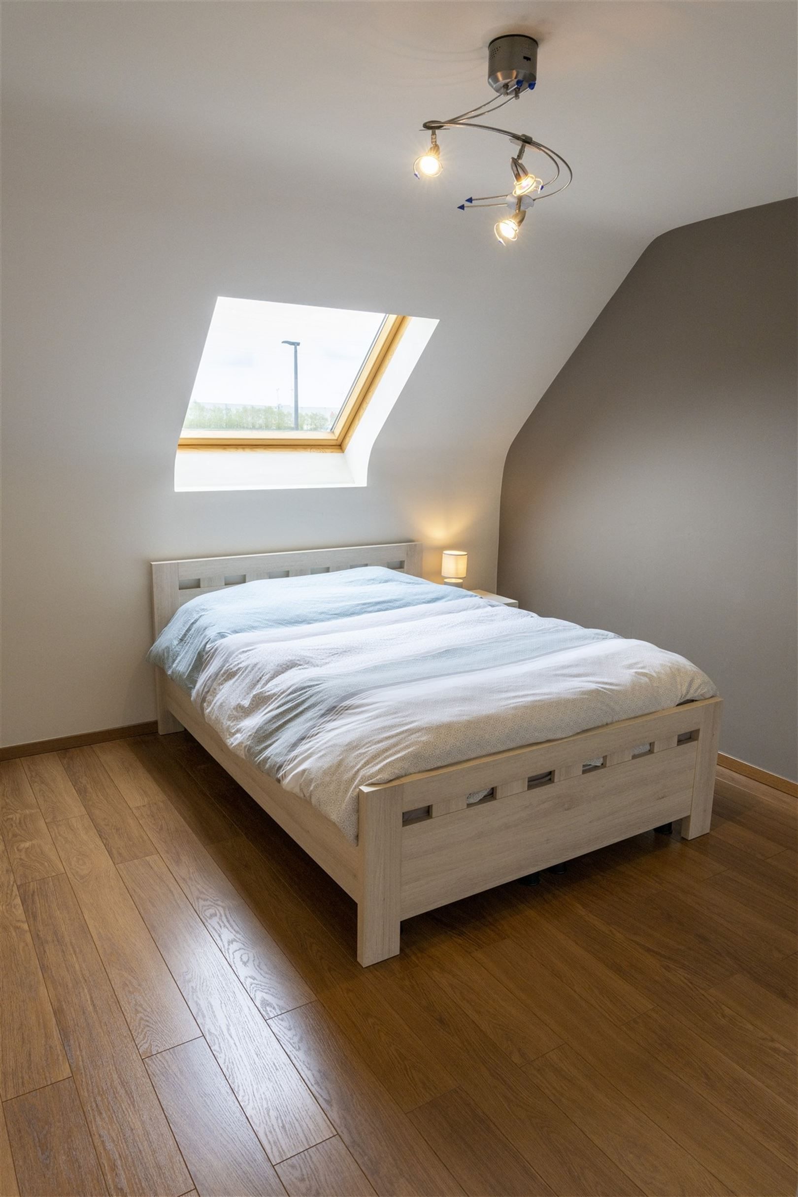 Kwalitatief afgewerkte woning met zonnige tuin, 3 slaapkamers en bureau. foto 18