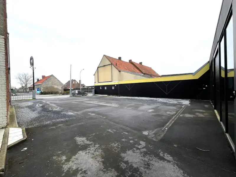 Magazijn met burelen en parkeer mogelijkheden foto 7