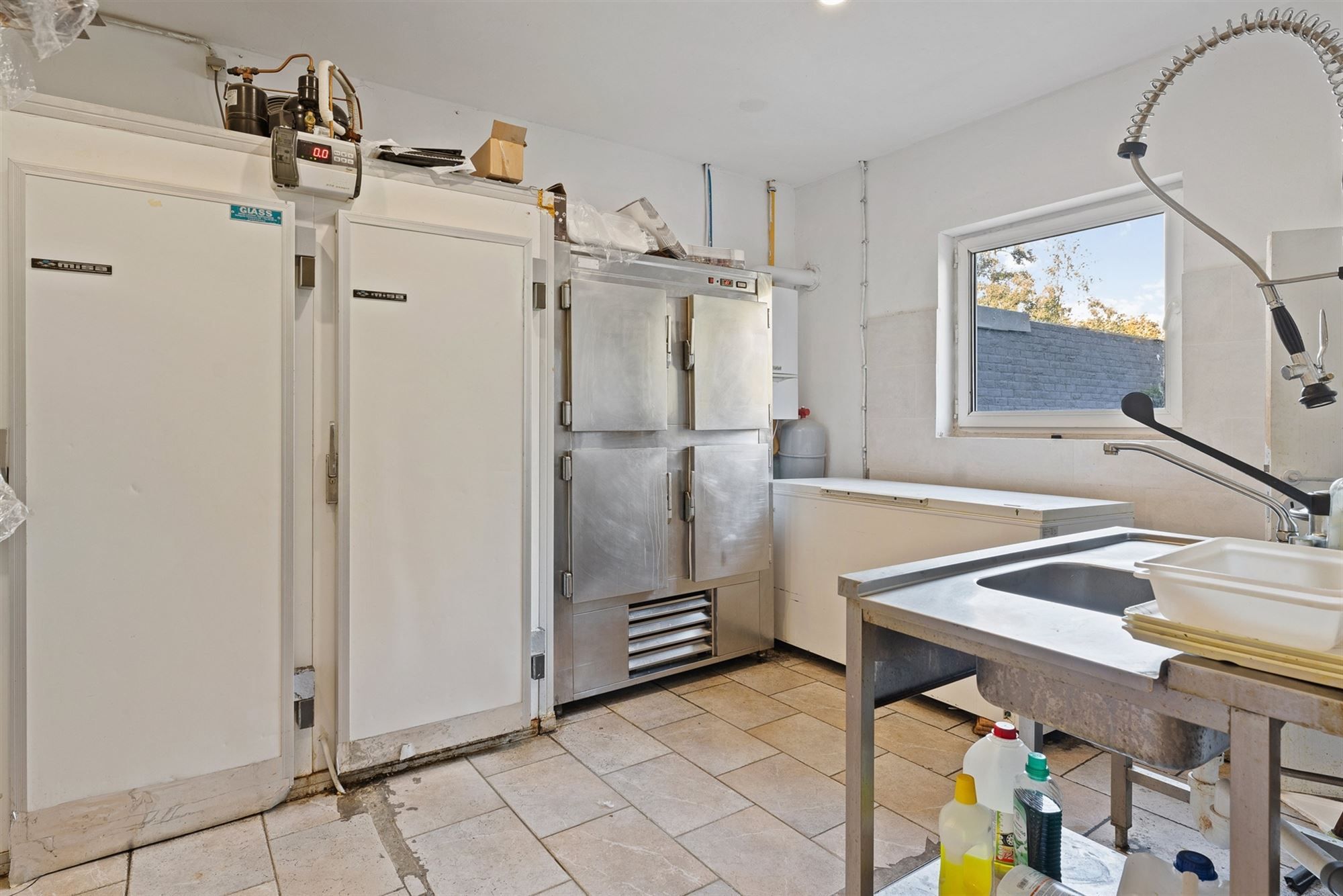 GERENOVEERD (2021) HANDELSPAND VAN 206 m2 MET EEN TE RENOVEREN BOVENLIGGEND APPARTEMENT (124 m2) MET 2 SLAAPKAMERS GELEGEN TE BERINGEN foto 9