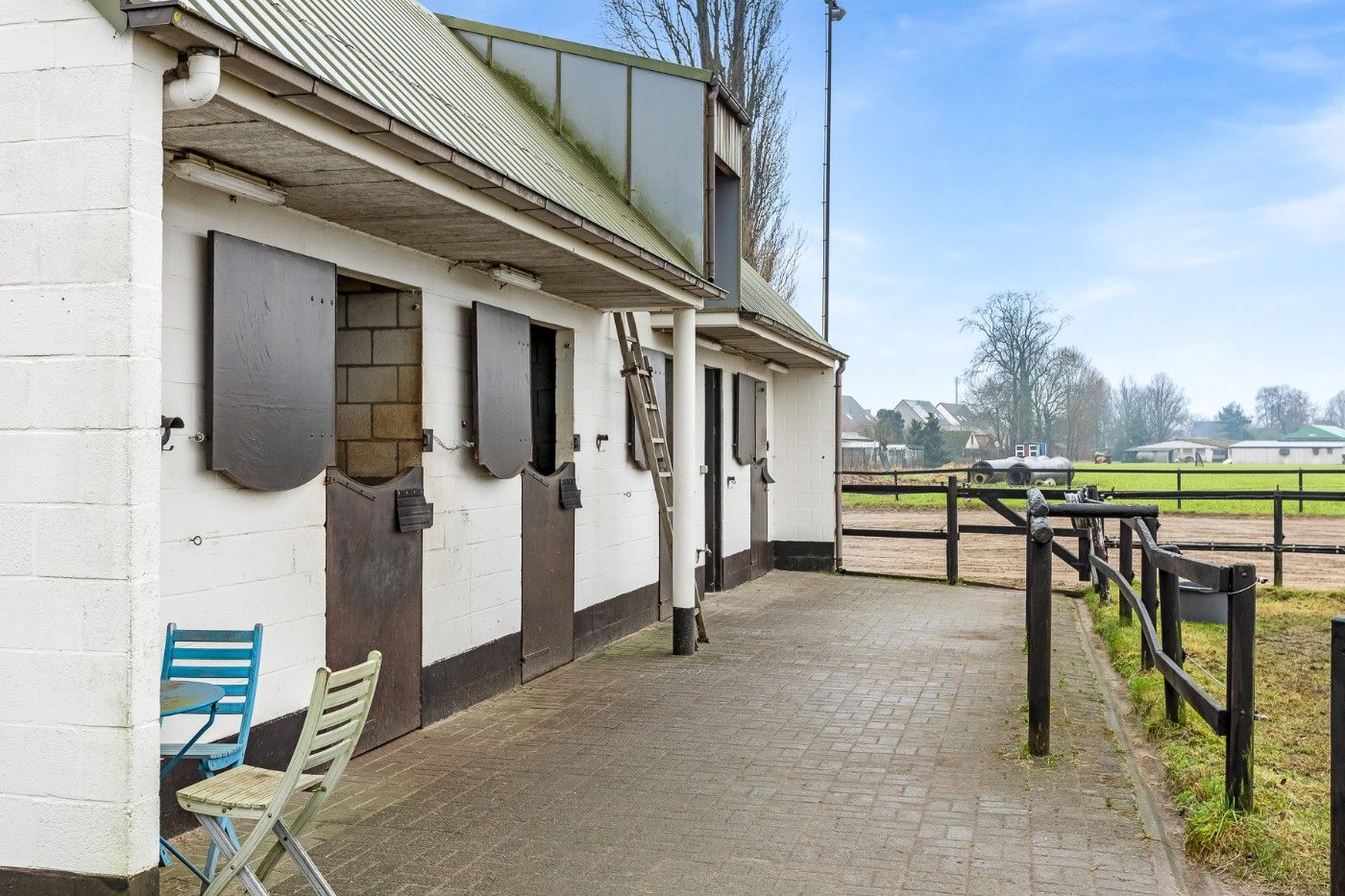 Mooi stuk weiland met 4 paardenstallen en rijpiste van ruim 1,5 hectare te koop in Hoevenen foto 6