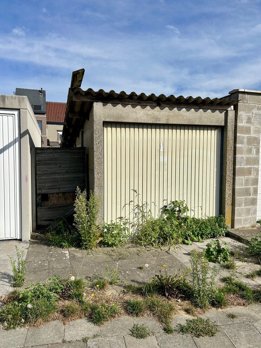 Te renoveren gezinswoning met garage en tuin foto 22