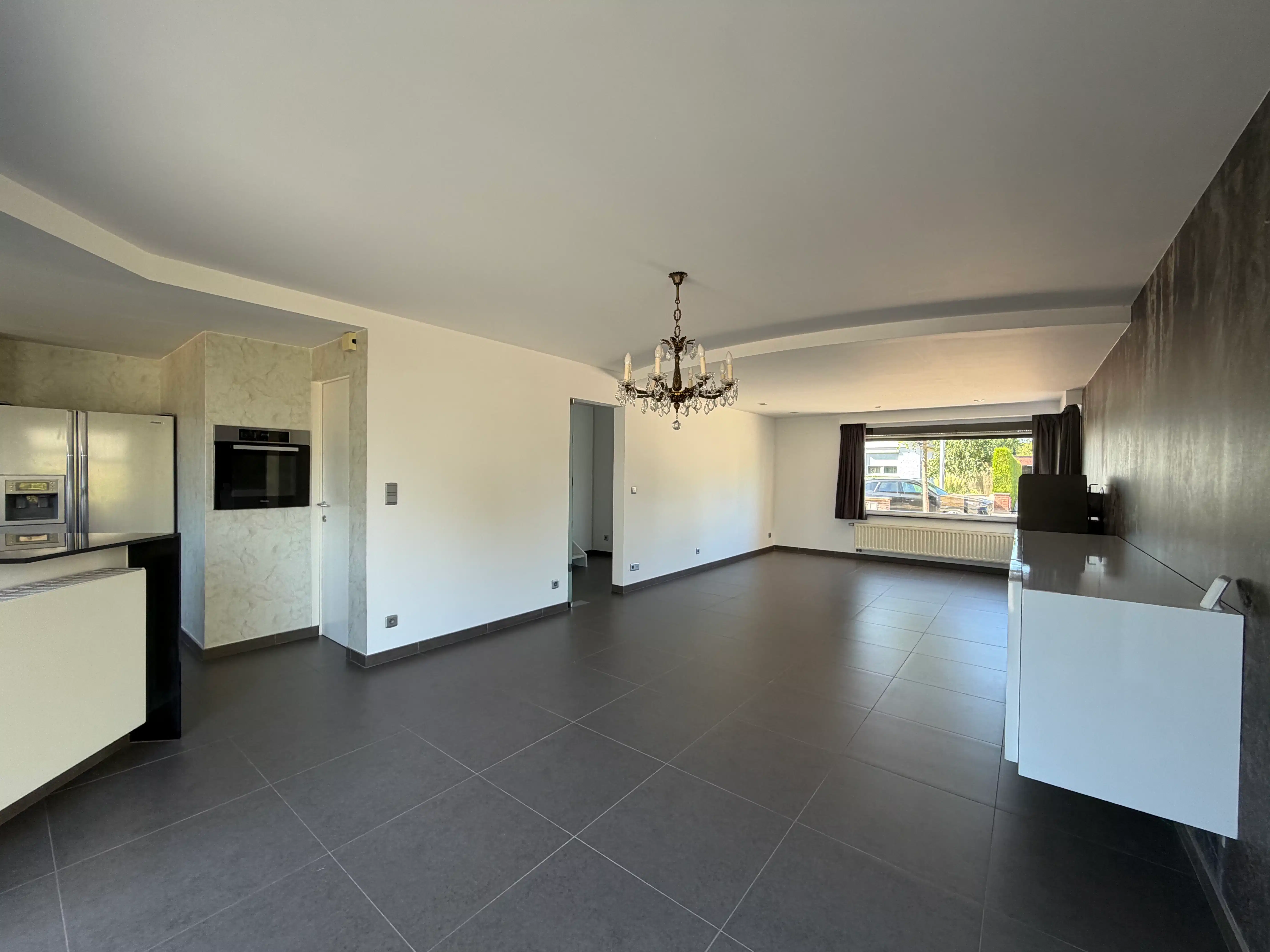 Halfopen woning met 3 slaapkamers, tuin en carport foto 3